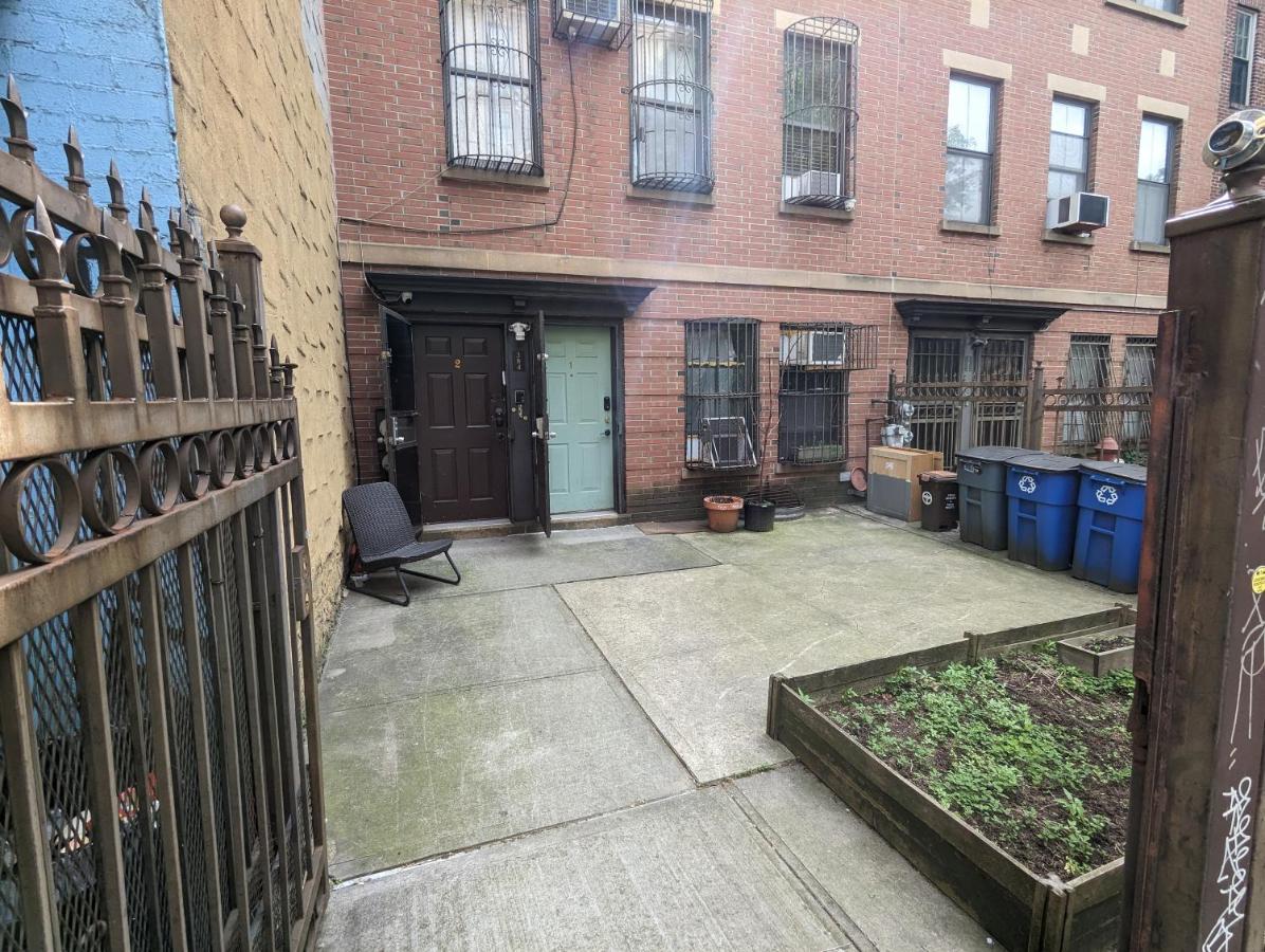 Central & Affordable Williamsburg Small Room Ню Йорк Екстериор снимка