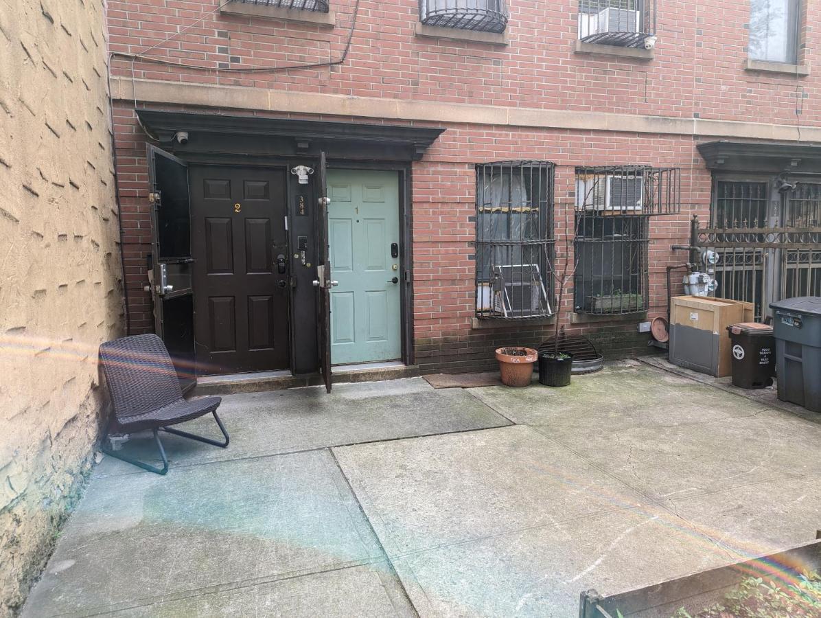 Central & Affordable Williamsburg Small Room Ню Йорк Екстериор снимка