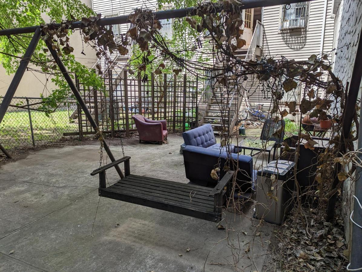 Central & Affordable Williamsburg Small Room Ню Йорк Екстериор снимка